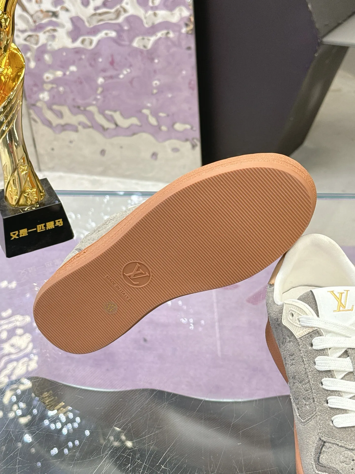 Men's shoes: 680💰 Louis Vuitton LV spring and summer new sports moral training shoes. It is hard to find one shoe at the counter. Each store has a limited quota. Many Internet celebrity fashion bloggers have planted grass. The original purchase is developed and perfected. Embossed logo brand elements embellish the upper and lightweight rubber outsole, and the classic moral training partition design (delivery is shown as a pendant). Fabric: Original imported cowhide. Lining: Original customized breathable mesh cowhide lining. Sole: Original molded T men's shoes 💰pU outsole material Size: 35-40 (41 customized)